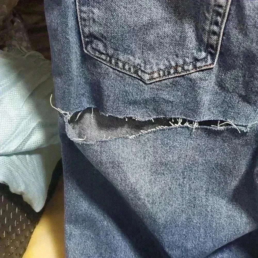 ☆☆☆F21 ripped jeans - Picture 5 of 11